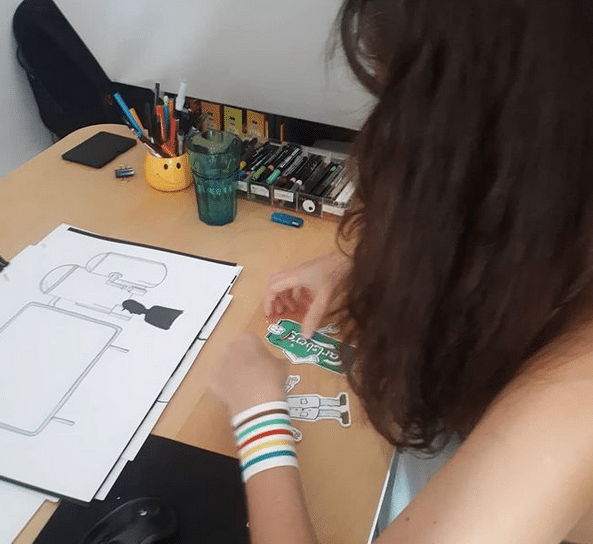 kobieta rysuje butelkę Carlsberg, studio animacji