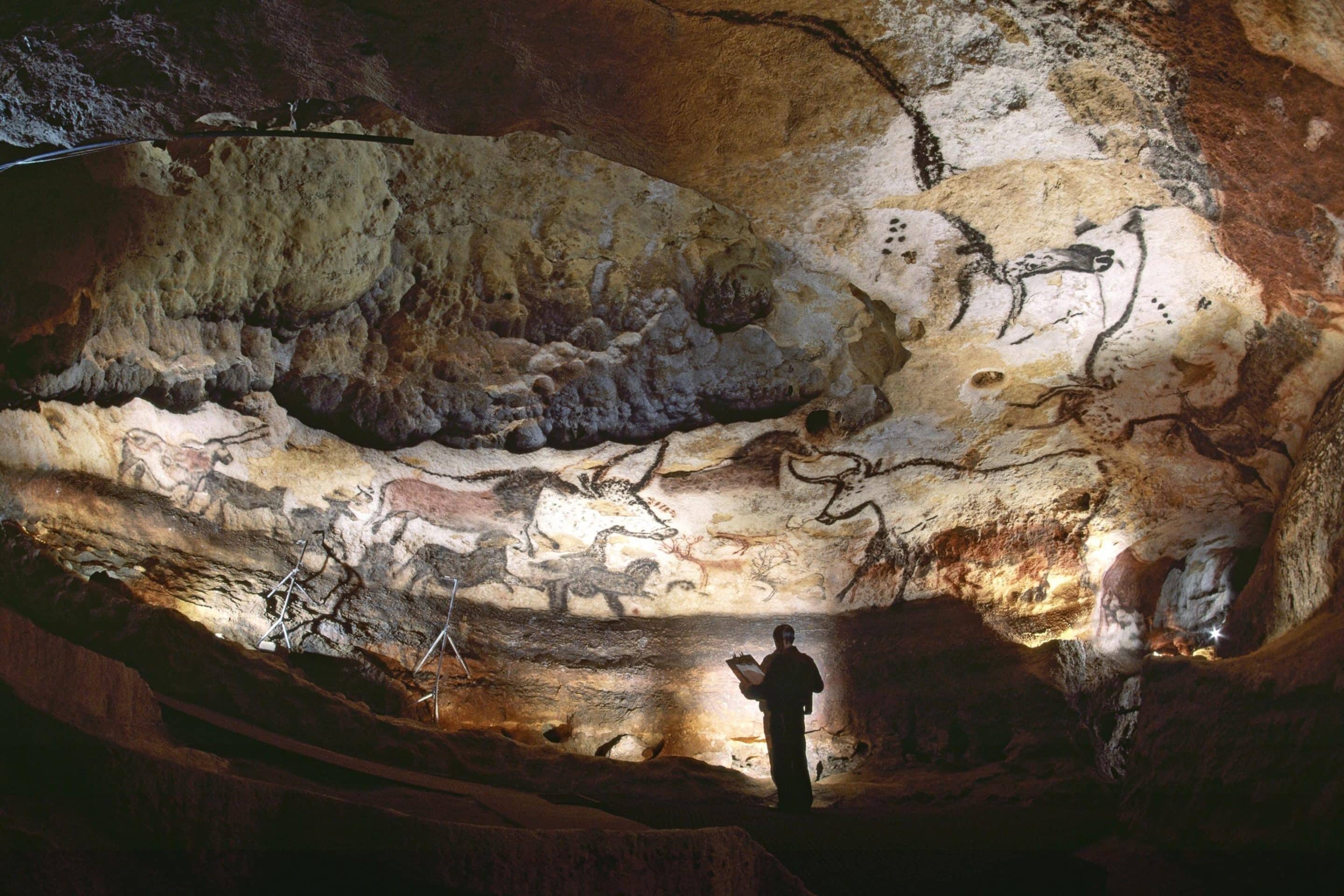 National Geographic  (Cave of Lascaux in Europe)